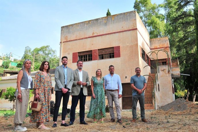 El alcalde de Lanjarón, Eric Escobedo (3i) junto al delegado de Sostenibilidad de la Junta en Granada, Manuel Francisco García
