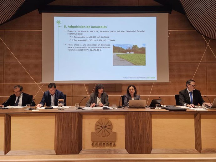 La consejera de Transición Ecológica, Industria y Desarrollo Económico y presidenta de Cogersa, Nieves Roqueñí (centro), durante la reunión de la Junta de Gobierno, con Pablo Álvárez Cabrero, director general de Calidad Ambiental, y Paz Orviz (gerente)