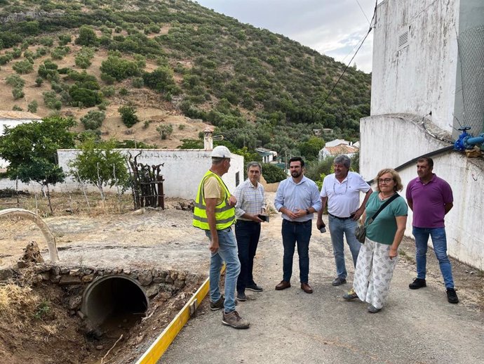 El delegado territorial de Agricultura, Francisco Moreno, en Algodonales con su alcalde.