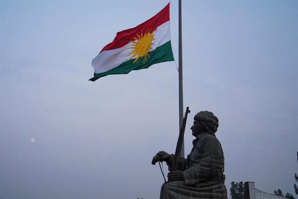 Archivo - Bandera de la región semiautónoma del Kurdistán iraquí en la ciudad de Duhok (archivo)