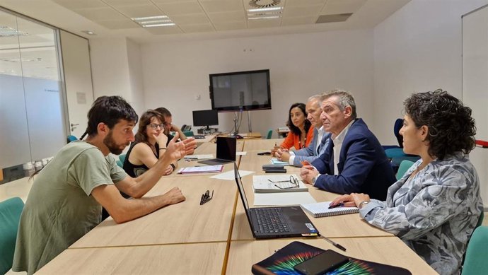 Representantes del Departamento de Educación se han reunido con las familias de los alumnos de la escuela de Caneto.