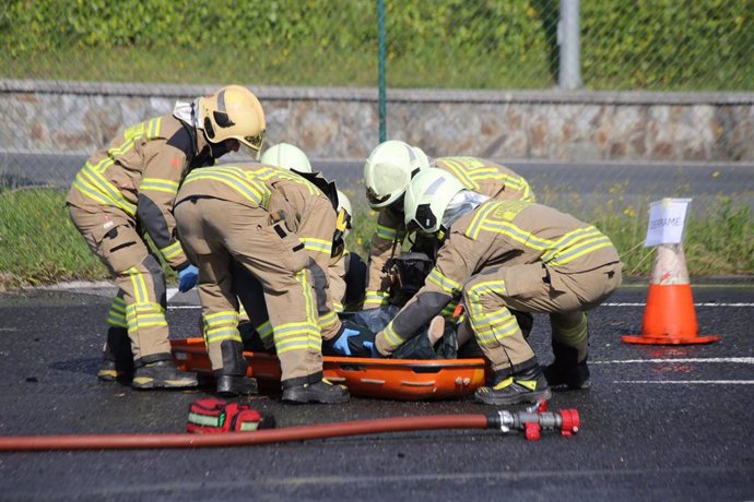 Bomberos en el simulacro en el aeropuerto de Bilbao.