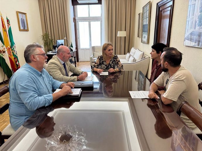 La presidenta de la Diputación de Cádiz, Almudena Martínez, reunida con representantes de la asociación Gaditana de Artesanos de Arte Sacro, GadesArt.