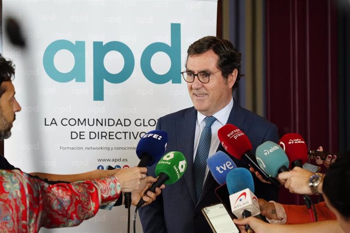 El presidente de la CEOE, Antonio Garamendi, ofrece declaraciones a los medios a su llegada a un encuentro de APD, en el Real Club Marítimo de Getxo, a 26 de junio de 2024, en Getxo, Vizcaya, País Vasco (España). 