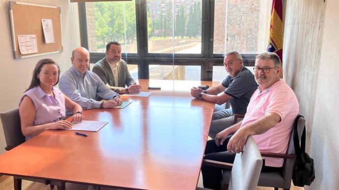 Los diputados de VOX Santiago Morón, Carmen Rouco y David Arranz se han reunido con representantes del sector del taxi.