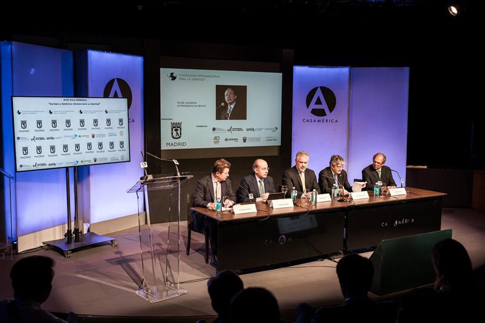 (I-D) El director del Centro Latinoamericano de Atlas Network, Roberto Salinas; el expresidente de México Felipe Calderón; el expresidente de Colombia Iván Duque; el expresidente de Ecuador Guillermo Lasso, y el exministro de economía de Brasil Paulo Gu