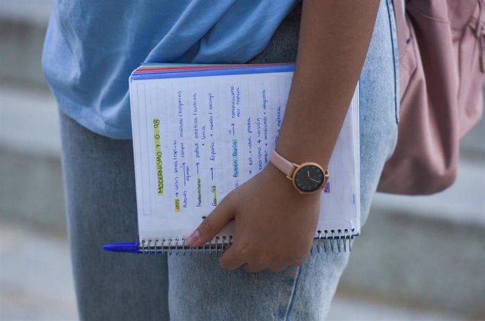 Archivo - Una chica con un cuaderno de apuntes