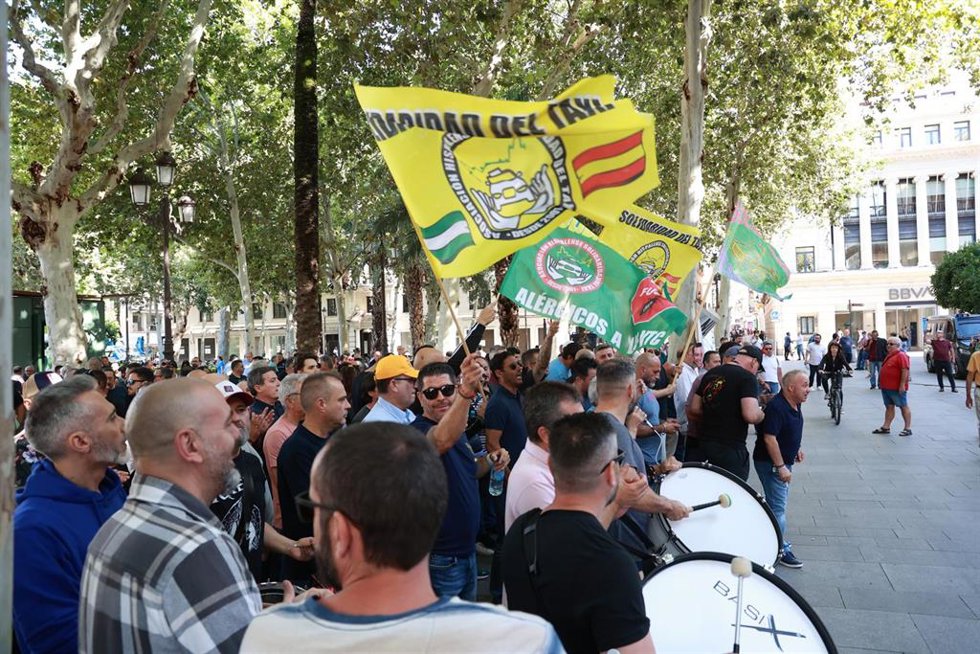 Concentración del sector del taxi en la puerta del Ayuntamiento de Sevilla.  Imagen de archivo.
