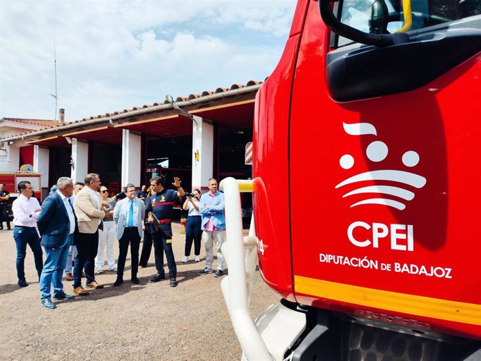 El alcalde de Mérida, Antonio Rodríguez Osuna, y el presidente de la Diputación de Badajoz, Miguel Ángel Gallardo, visitan el parque de bomberos para conocer los nuevos vehículos.