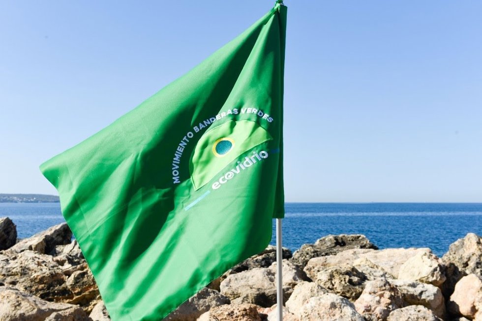 Ecovidrio celebra la quinta edición de #MovimientoBanderasVerdes, su campaña estival para reconocer el compromiso de la hostelería local y los ayuntamientos en el reciclaje de envases de vidrio y la protección del medio ambiente.