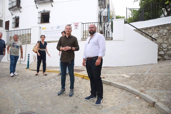 El diputado provincial Javier Bello con el alcalde de Zahara de la Sierra.