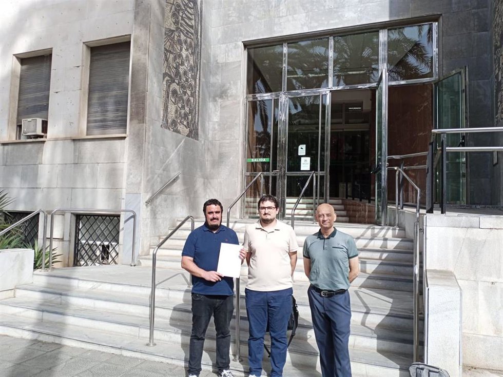 El coordinador local de IU, Enrique Ruiz, el portavoz de Podemos, Alejandro Lorenzo y el portavoz local de Verdes-EQUO, Ramón Joaquín Arnalte.