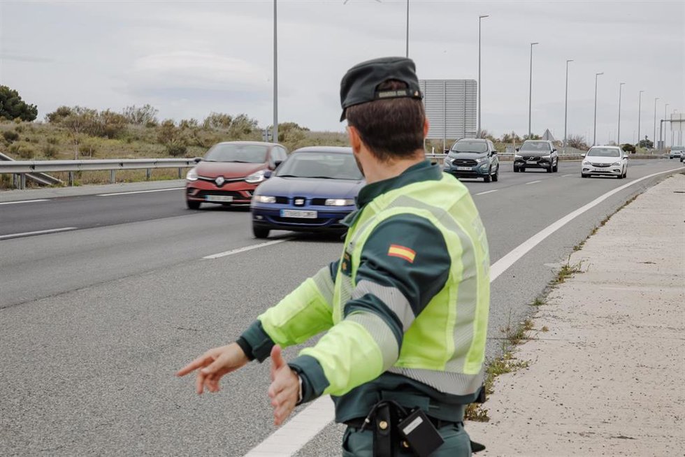 Archivo - Un agente de la Guardia Civil en un dispositivo de vigilancia de tráfico en la A-5, el día en que arranca la operación salida de Semana Santa 2022, a 8 de abril de 2022, en Madrid (España). Hoy empieza la operación salida de Semana Santa 2022,