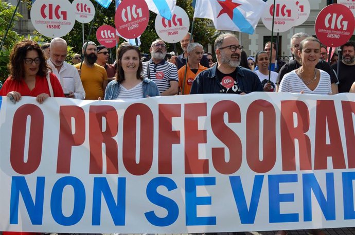 Protesta de la CIG-Ensino con su secretario nacional, Suso Bermello, ante la Xunta en San Caetano.