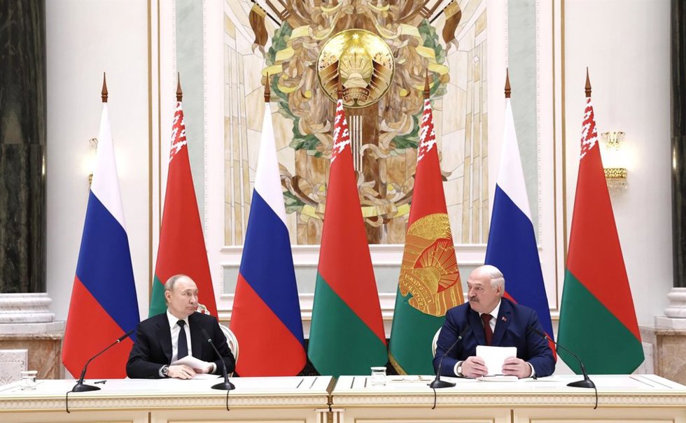 Archivo - Reunión en Minsk entre el presidente de Bielorrusia, Alexander Lukashenko, y el de Rusia, Vladimir Putin