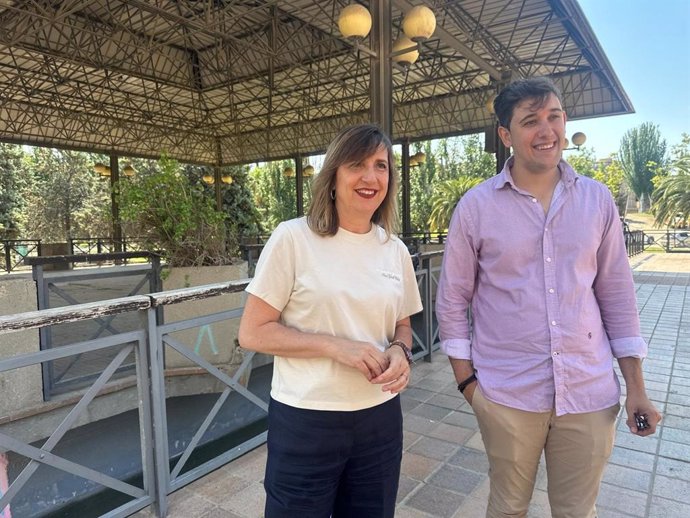 Ranera y Ortiz durante su visita al barrio de la Almozara de Zaragoza