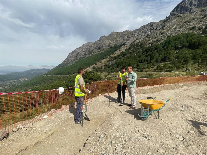 El delegado territorial de Sostenibilidad, Medio Ambiente y Economía Azul de la Junta de Andalucía en Cádiz, Óscar Curtido, visita las obras en el mirador del Puerto del Boyar, en la sierra de Grazalema.