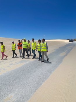 El subdelegado de la Junta de Andalucía en el Campo de Gibraltar, Javier Ros, y la delegada territorial de Fomento en Cádiz, Carmen Sánchez, visitan los trabajos de retirada de arena de la carretera de Punta Paloma en Tarifa.