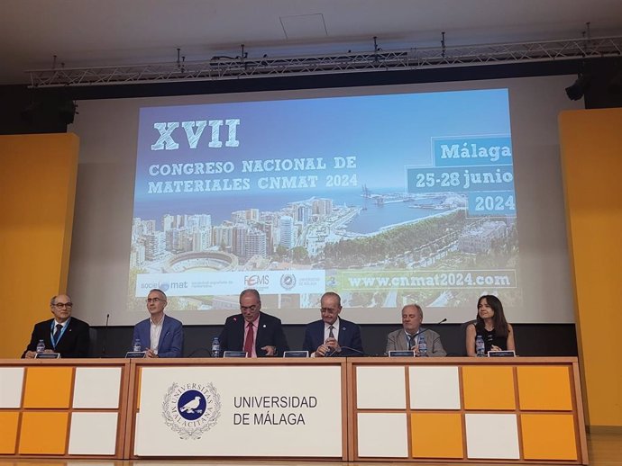 El acto inaugural estuvo presidido por el vicerrector de Infraestructuras y Sostenibilidad, Salvador Merino, acompañado por el director de la Escuela, Alejandro Rodríguez, y el alcalde de la ciudad, Francisco de la Torre.