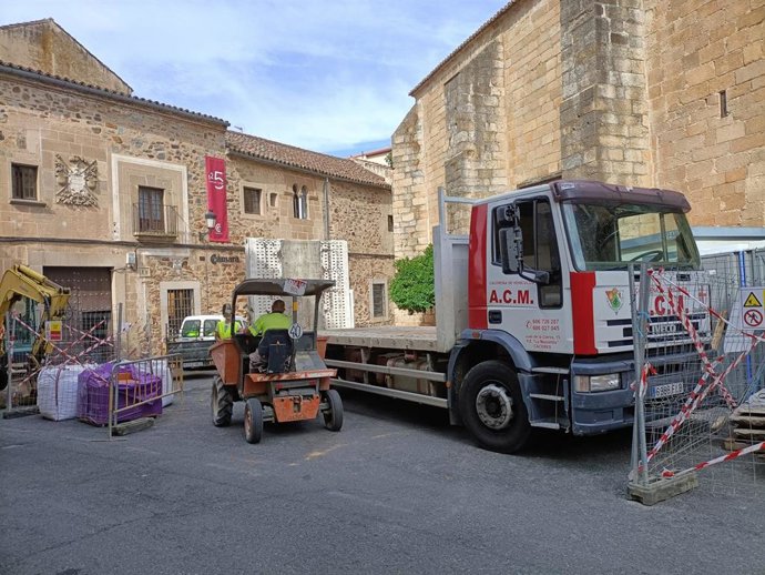 Comienzan las obras de reforma en la plaza Doctor Durán de Cáceres para unificar el pavimento con el entorno