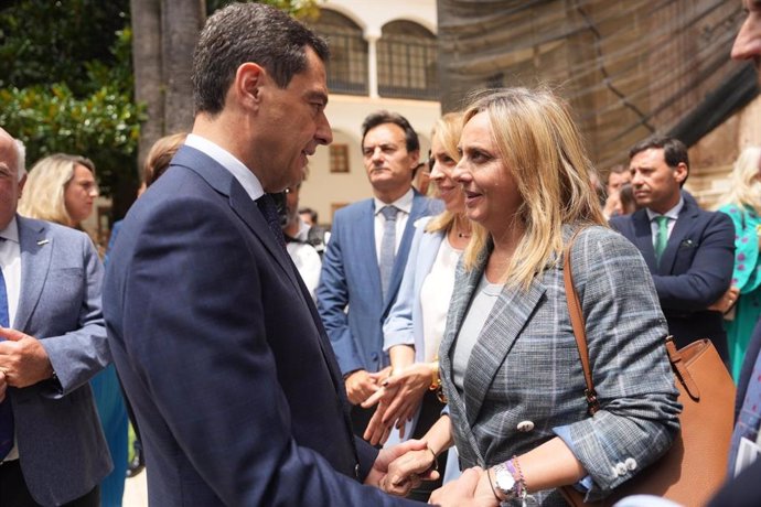 El presidente de la Junta, Juanma Moreno, y la alcaldesa de Granada, Marifrán Carazo.