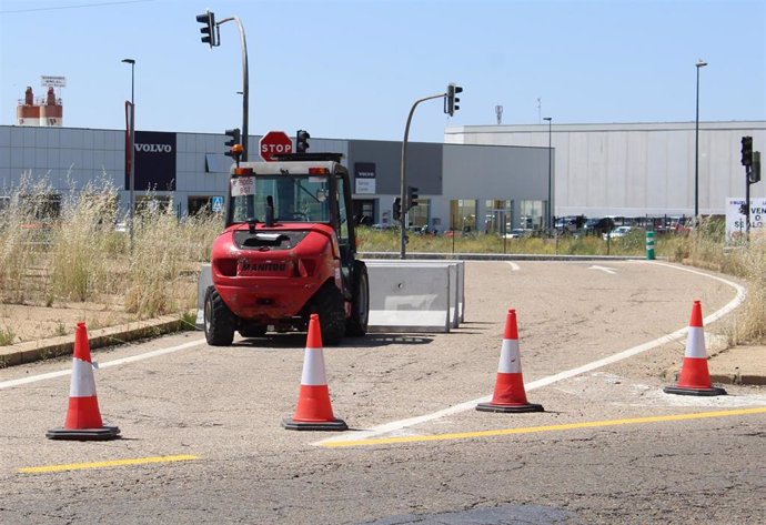 Comienzan las obras de la rotonda de la N-120 en el polígono industrial de Trobajo del Camino (León).