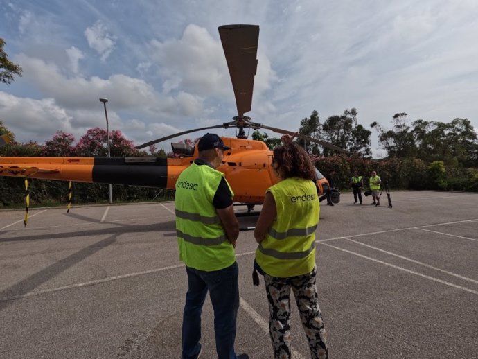 Operarios de Endesa junto al helicóptero que revisará las líneas eléctricas de la provincia de Cádiz.