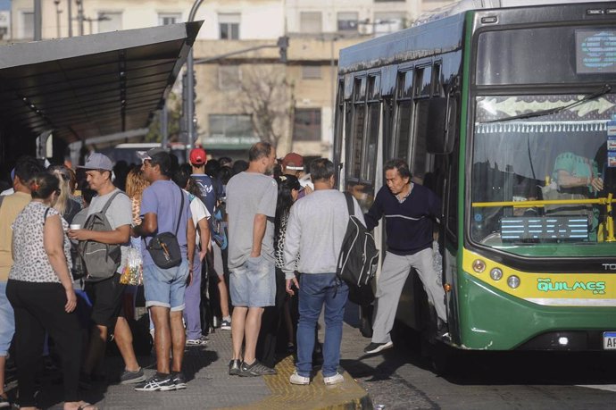 Archivo - 21 February 2024, Argentina, Buenos Aires: Long lines of passengers stand at bus stops as a result of the railroad sector's strike for better wages. Photo: Alejandro Santa Cruz/telam/dpa