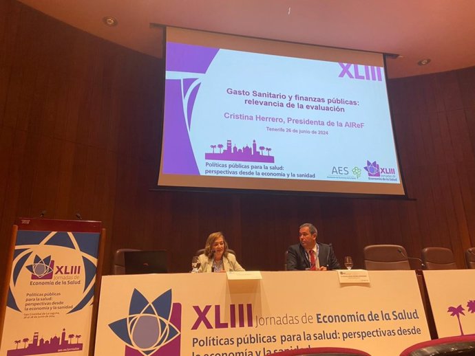 La presidenta de la Autoridad Independiente de Responsabilidad Fiscal (AIReF), Cristina Herrero, impartió hoy una conferencia plenaria en las XLIII Jornadas de Economía de la Salud organizadas por la Asociación de Economía de la Salud (AES).