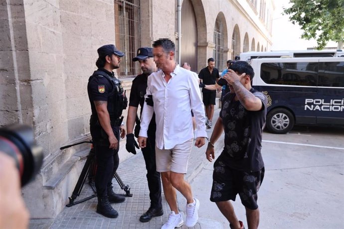 El detenido por el derrumbe mortal del Medusa Beach, a su llegada a los juzgados.