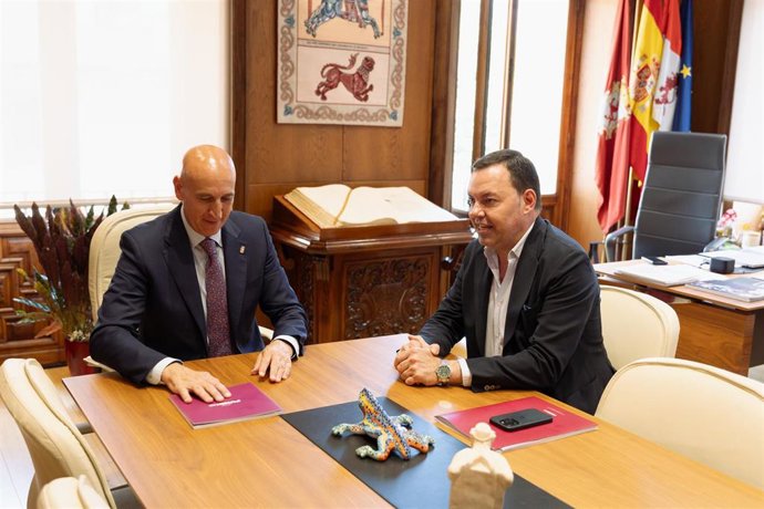 Fundos y Ayuntamiento de León se reúnen para "seguir avanzando" en la celebración del ‘Año Gaudí 2026’.