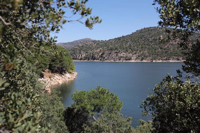 Archivo - Vistas del pantano de San Juan, localización próxima donde ayer desapareció una menor, a 30 de junio de 2021, en San Martín de Valdeiglesias, Madrid (España).