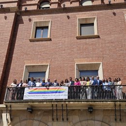 El presidente de la Diputacción Provincial de Teruel, Joaquín Juste, junto con otros miembros de la institución en el balcón del Palacio Provincial.