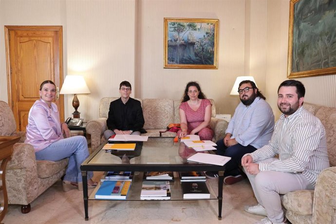 La presidenta del Govern, Marga Prohens, recibe en audiencia a representantes de Plataforma per la Llengua.