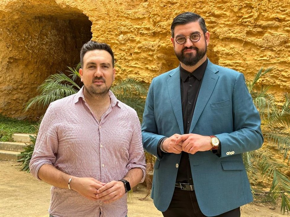 Manu Sánchez y Christopher Rivas, delegado de Cultura de Alcalá de Guadaíra.