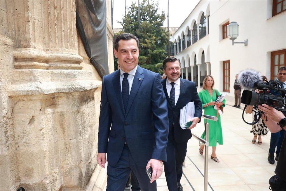 El presidente de la Junta, Juanma Moreno, llega para su comparecencia, a 26 de junio de 2024, en Sevilla, Andalucía (España). 