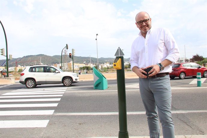 El teniente de alcalde delegado de Movilidad y Accesibilidad del Ayuntamiento de Córdoba, Bernardo Jordano, en el nuevo paso de peatones.