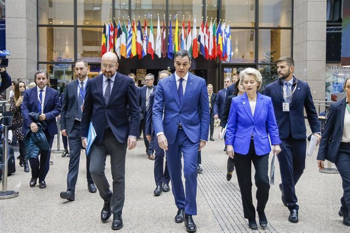 Archivo - (I-D) El presidente del Consejo Europeo, Charles Michel; el presidente del Gobierno de España, Pedro Sánchez; y la presidenta de la Comisión Europea, Ursula von der Leyen, a su llegada a una rueda de prensa conjunta, tras el Consejo Europeo, a 1