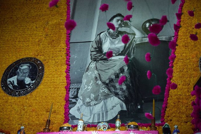 Archivo - Retratos de Frida Kahlo y Diego Rivera en el Altar del Día de los Muertos, dedicado a la pintora mexicana en la Casa de México para visitar, a 23 de octubre de 2022, en Madrid (España).