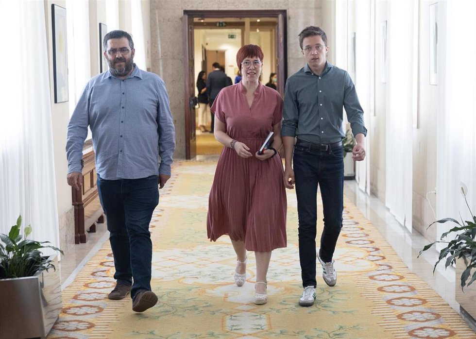 La portavoz de Compromís en el Congreso, Águeda Micó (c) y el portavoz de Más País en el Congreso, Iñigo Errejón (d), a su llegada a una reunión de la Junta de Portavoces, en el Congreso de los Diputados, a 28 de mayo de 2024, en Madrid (España).