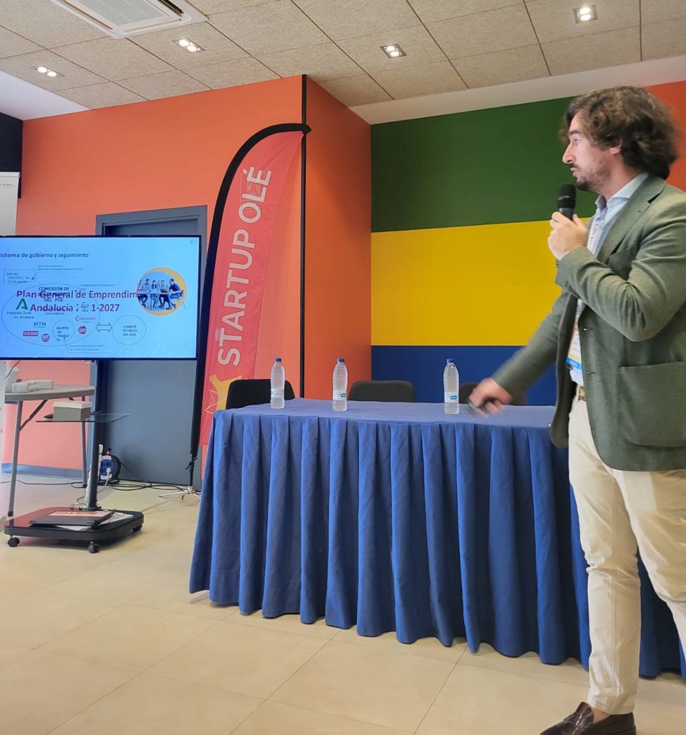 El director general de Fomento del Emprendimiento y la Formación Continua de la Consejería de Universidad, Investigación e Innovación, Francisco Javier González, en la presentación del congreso Startup Olé.
