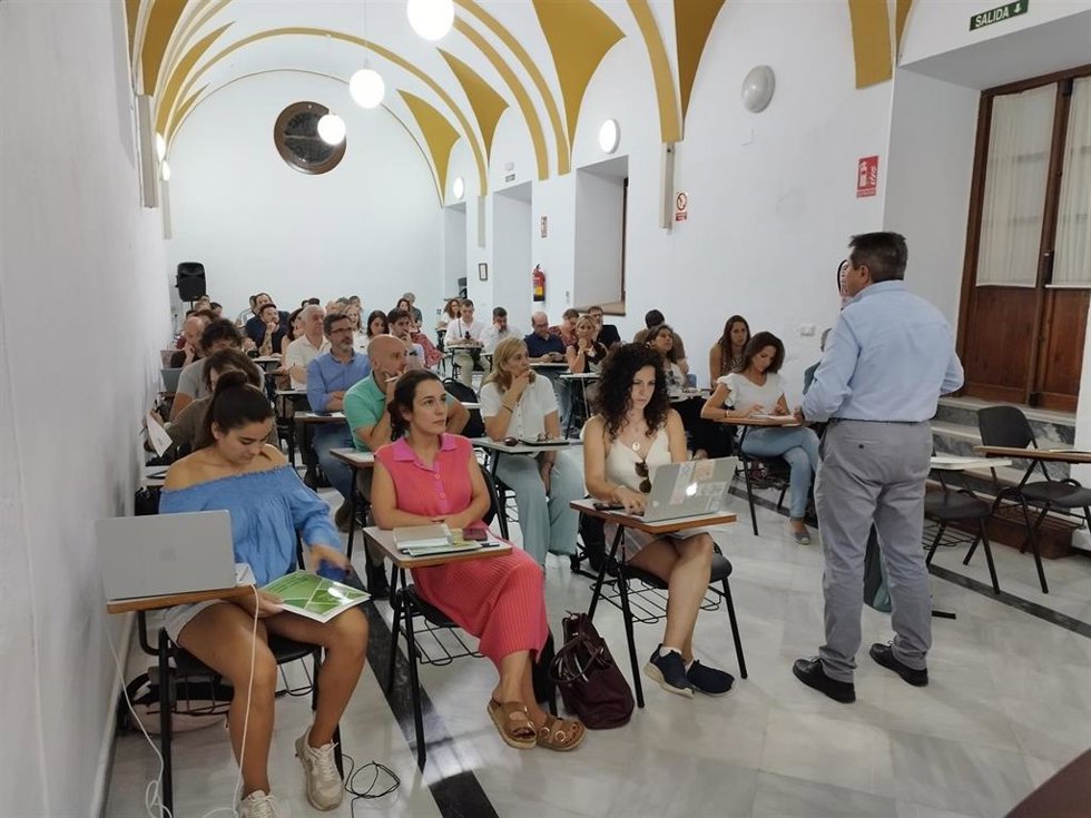 CaixaBank Dualiza y la Asociación Andaluza de Centros de Enseñanza de la Economía Social (ACES-Andalucía)  acercan la nueva ley de FP a medio centenar de docentes.