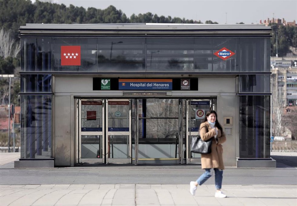 Archivo - Una mujer en las inmediaciones de la estación de Metro de la línea 7, de Hospital del Henares