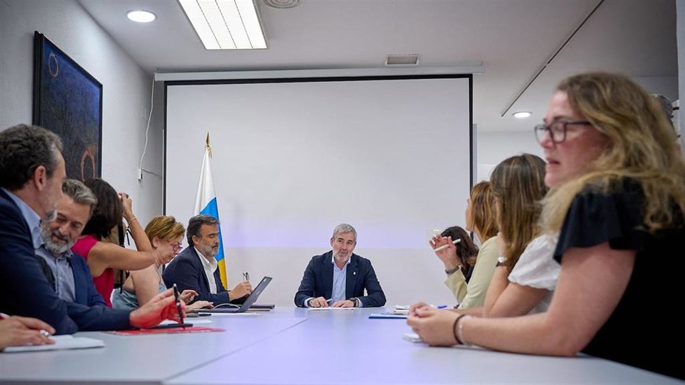 El presidente de Canarias, Fernando Clavijo, en una reunión con entidades sociales para abordar la acogida de menores migrantes