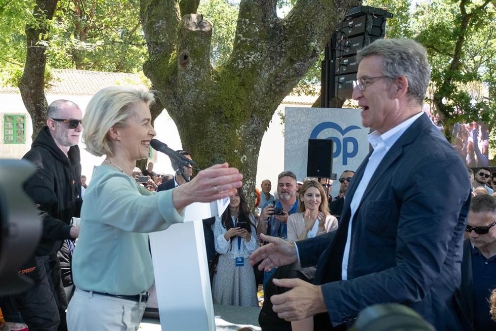 La presidenta de la Comisión Europea, Ursula Von der Leyen, y el presidente del Partido Popular, Alberto Núñez Feijóo, durante un acto de campaña del Partido Popular, en la carballeira da Madalena, a 1 de junio de 2024, en O Pino, A Coruña, Galicia (Esp
