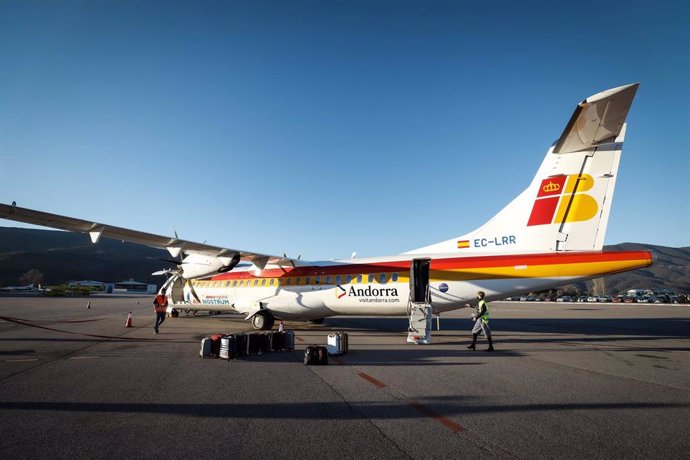 Archivo - Avión que hace la ruta entre el aeropuerto de la Seu y Madrid