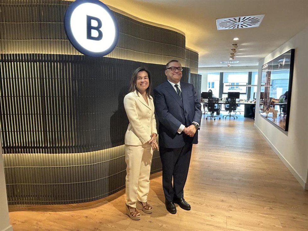 El presidente de Barcelona Global, Ramon Agenjo, con su predecesora, Maite Barrera