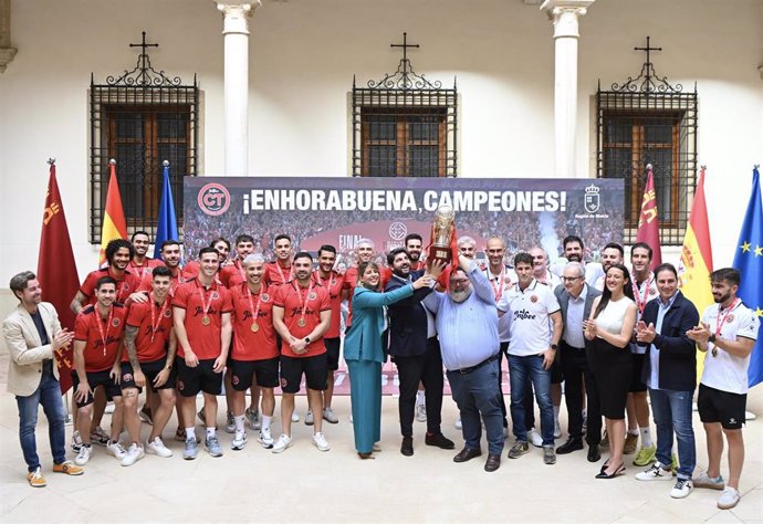 La plantilla del Jimbee Cartagena con la Copa de 1ª división en el Palacio de San Esteban