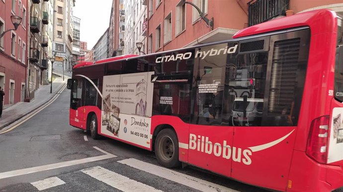 Archivo - Unidad de Bilbobus a su paso por el barrio de Uribarri