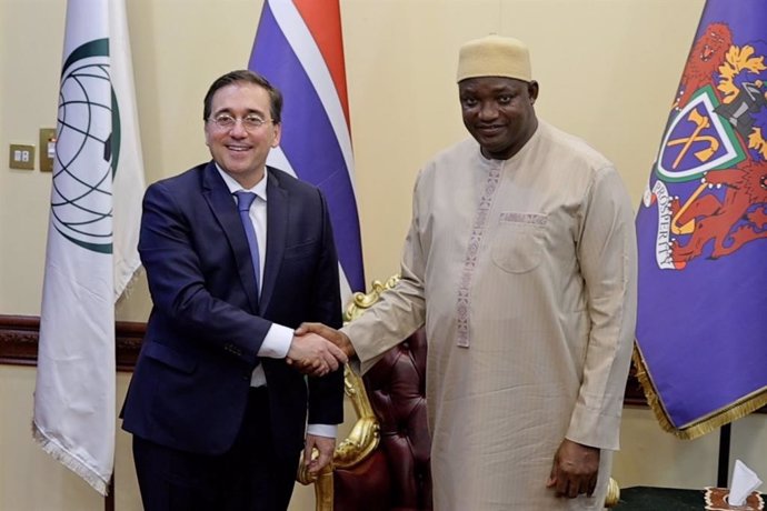 El ministro de Asuntos Exteriores, Unión Europea y Cooperación, José Manuel Albares, se reúne en Gambia con el presidente del país, Adama Barrow